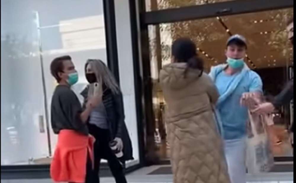 You are currently viewing Γλυφάδα: Την περίμενε έξω από το Zara και της επιτέθηκε – «Θα σου δείξω μωρή» (vid)
