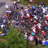 Tour de France: Απίστευτη καραμπόλα επειδή πόζαρε στον φακό (vids)