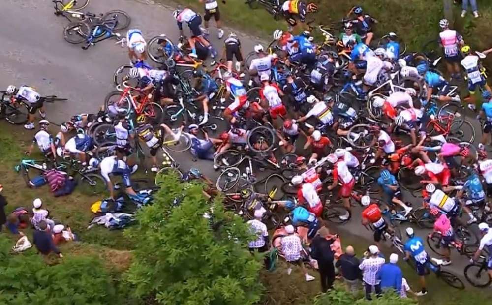 You are currently viewing Tour de France: Απίστευτη καραμπόλα επειδή πόζαρε στον φακό (vids)