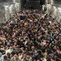 Αφγανιστάν: Πολίτες στοιβαγμένοι στα αεροπλάνα και οι Ταλιμπάν στο λούνα παρκ (vid)