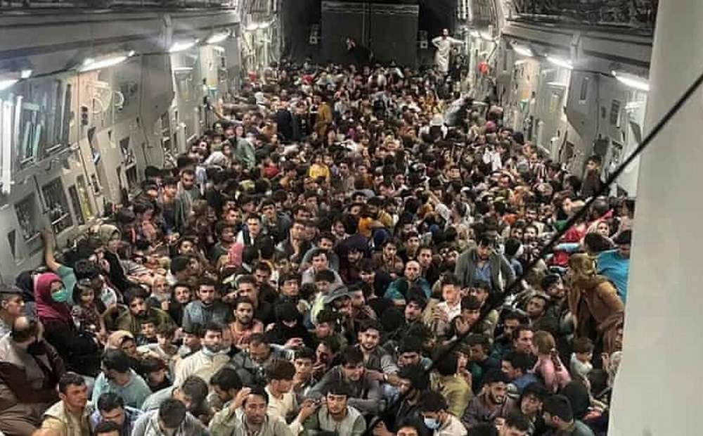 Read more about the article Αφγανιστάν: Πολίτες στοιβαγμένοι στα αεροπλάνα και οι Ταλιμπάν στο λούνα παρκ (vid)