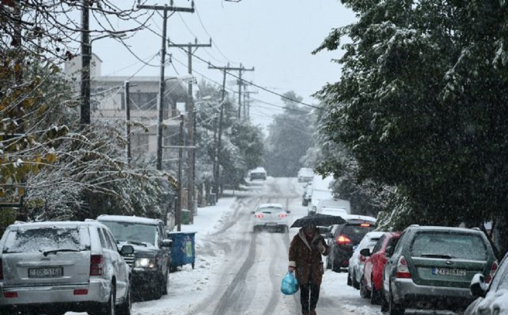 Read more about the article Κακοκαιρία «Ελπίδα»: Χιονοθύελλα στην Αττική, μπλοκαρισμένοι δρόμοι – Μήνυμα από το 112 (vids)
