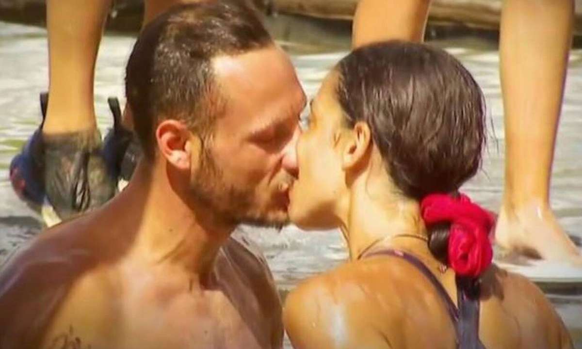 You are currently viewing Survivor: Καυτό φιλί ανταλλάσσουν Μυριέλλα-Κατσαούνης – Η αντίδραση του Βαλάντη