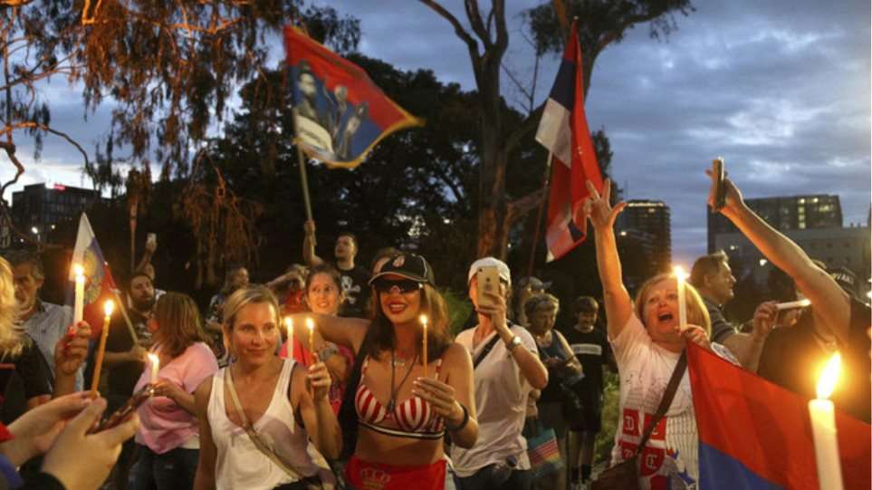 Read more about the article Εκατοντάδες Σέρβοι στη διαδήλωση στο Βελιγράδι