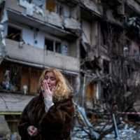 Εισβολή Ρωσίας στην Ουκρανία: Συγκλονιστικά βίντεο, πύραυλος χτύπησε πολυκατοικία, μάχες στους δρόμους – Η Δύση βοηθάει με στρατιωτικό υλικό