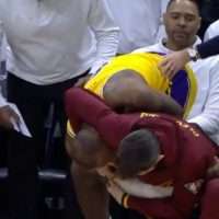 NBA: Το τρομερό κάρφωμα του Λεμπρόν που οδήγησε στο κεφαλοκλείδωμα του Λοβ (vids)