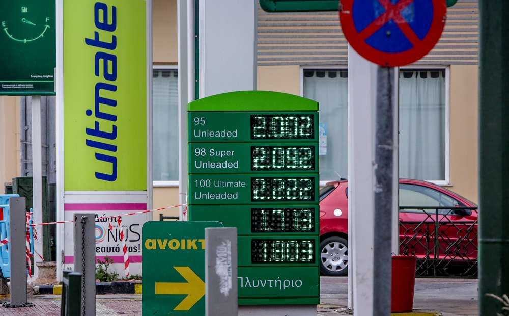 You are currently viewing Ελλάδα: Δεν μειώνει τον ειδικό φόρο κατανάλωσης στη βενζίνη η κυβέρνηση, όπως έκανε η Κύπρος – Ποιο το σχέδιο για έκπτωση στα καύσιμα