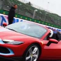 Formula 1: Η Ferrari βρήκε την ευκαιρία να παρουσιάσει το νέο υβριδικό supercar (vid)