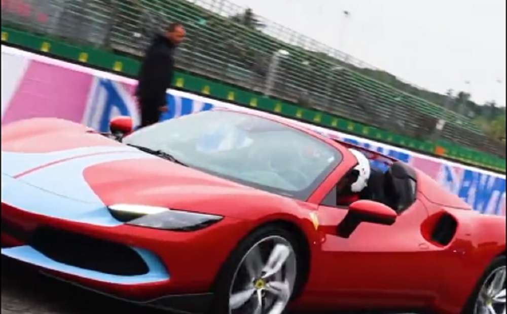 You are currently viewing Formula 1: Η Ferrari βρήκε την ευκαιρία να παρουσιάσει το νέο υβριδικό supercar (vid)