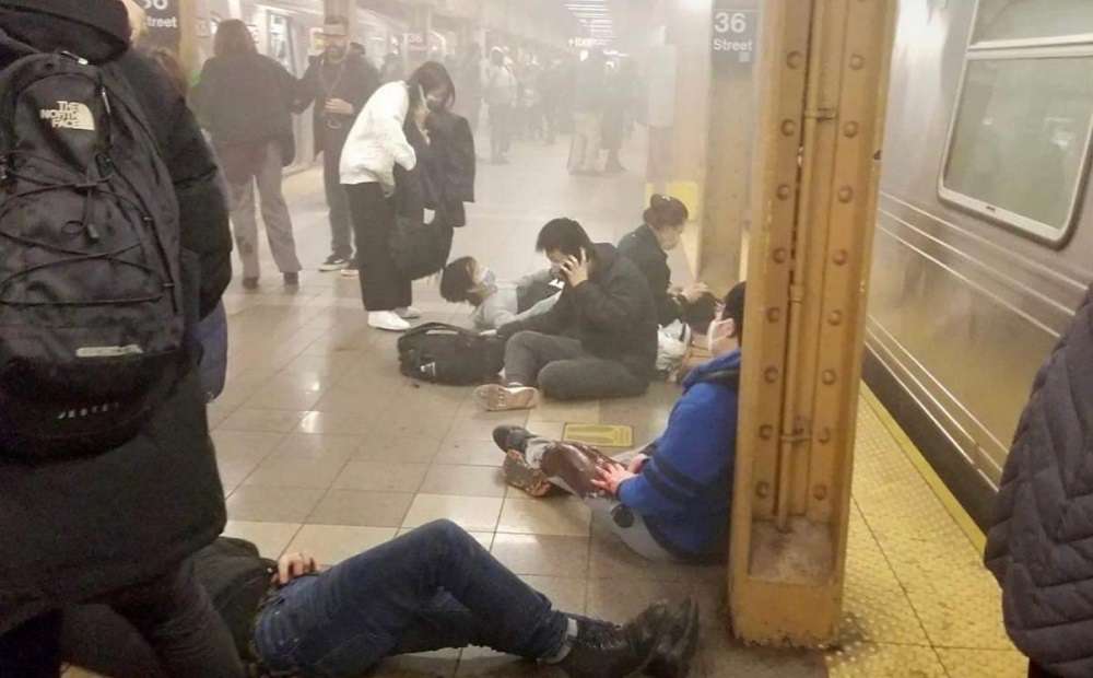 Read more about the article Νέα Υόρκη: Εκρήξεις, πυροβολισμοί και σκηνές χάους σε σταθμό του μετρό (vids + pics)