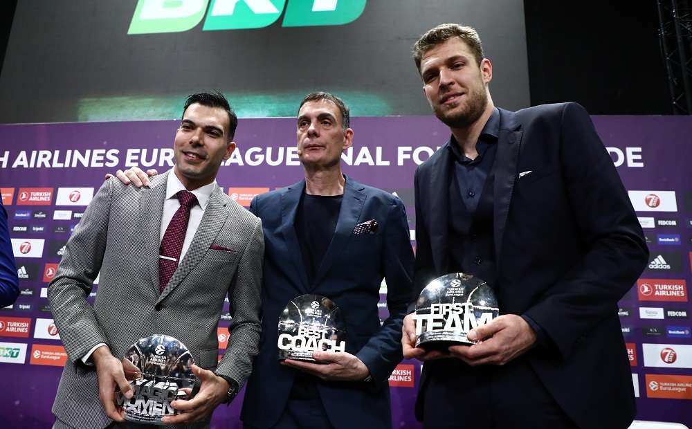 You are currently viewing Euroleague: Κορυφαίος τεχνικός ο Μπαρτζώκας, καλύτερο τρίποντο του Σλούκα – Ποια τα βραβεία (vids)