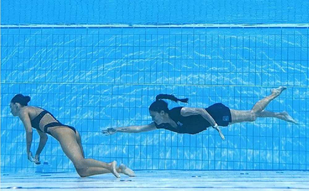 Read more about the article Παγκόσμιο Πρωτάθλημα Υγρού Στίβου: Σοκάρουν οι εικόνες με διάσωση αθλήτριας που βυθίστηκε αναίσθητη στην πισίνα (vids)