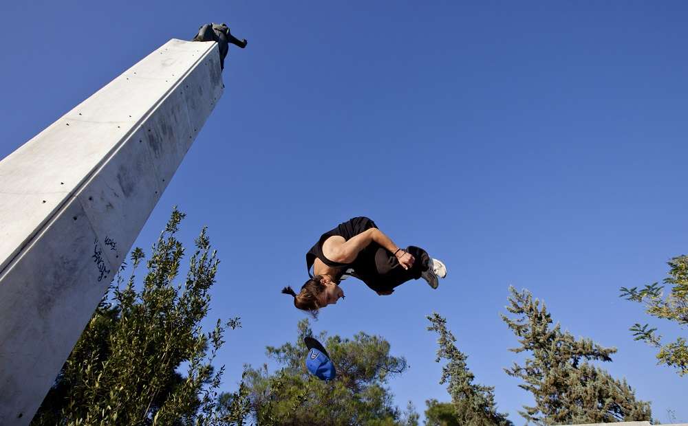 Read more about the article Viral: Εντυπωσιακά βίντεο parkour από τη Σαντορίνη έως το Παρίσι (vids)