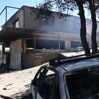 Φωτιά στην Πεντέλη: Κάηκαν σπίτια, άνδρας αυτοκτόνησε – Λεκτική επίθεση σε δημοσιογράφο (vids)