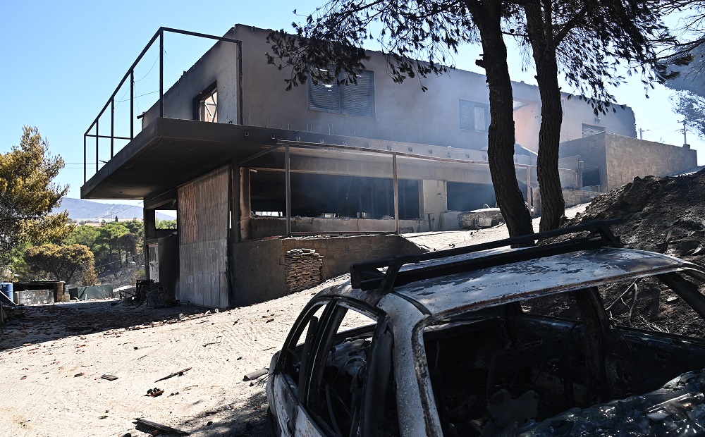Read more about the article Φωτιά στην Πεντέλη: Κάηκαν σπίτια, άνδρας αυτοκτόνησε – Λεκτική επίθεση σε δημοσιογράφο (vids)