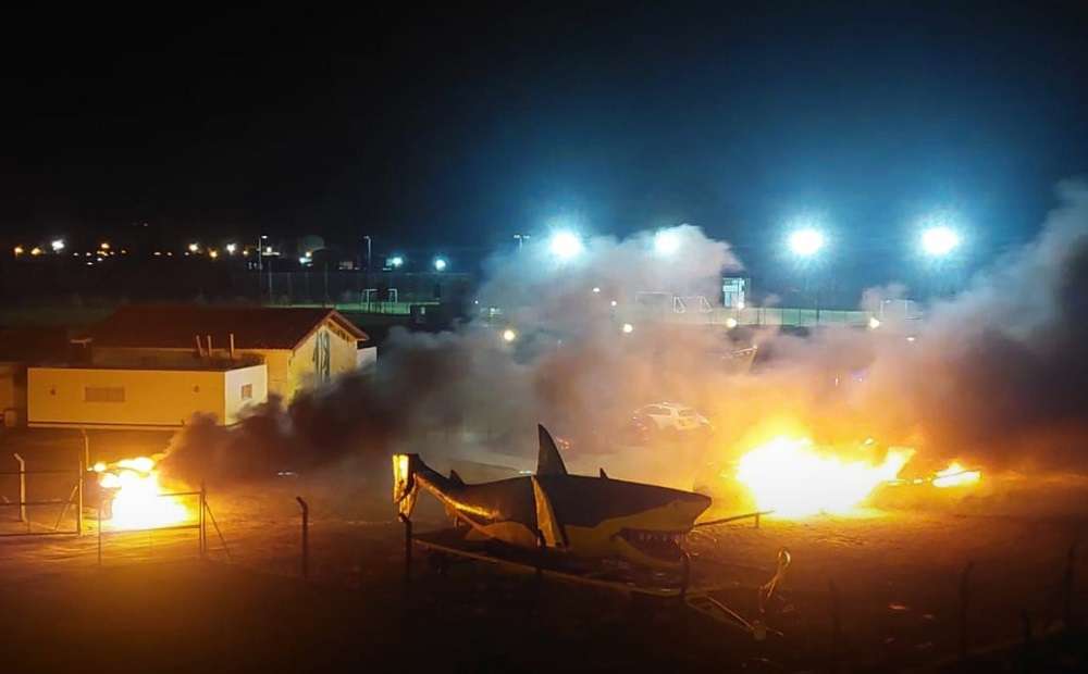Read more about the article Αργεντινή: Άγριο πέσιμο οπαδών της Αλντοσίβι στους παίκτες – Έβαλαν φωτιά στα αυτοκίνητα τους (vid)