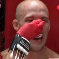 MMA: Σοκαριστικό σπάσιμο μύτης από γονατιά (vids)