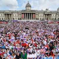 Αγγλία: Χιλιάδες φίλαθλοι αποθέωσαν την Εθνική γυναικών για την κατάκτηση του Euro (vids)