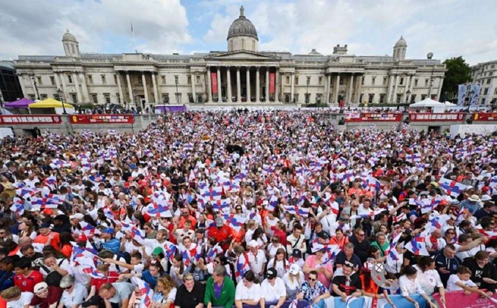 You are currently viewing Αγγλία: Χιλιάδες φίλαθλοι αποθέωσαν την Εθνική γυναικών για την κατάκτηση του Euro (vids)