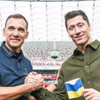 Μουντιάλ 2022: Ο Σεφτσένκο έδωσε στον Λεβαντόφσκι περιβραχιόνιο με χρώματα της Ουκρανίας για το Κατάρ
