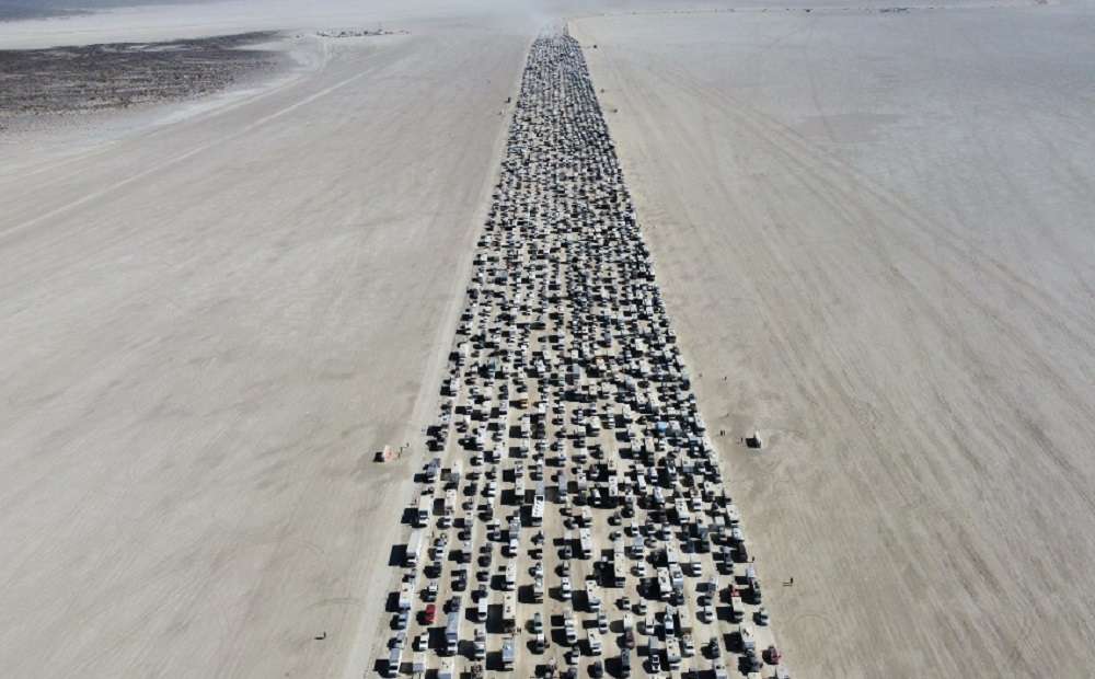 Read more about the article Viral: Ουρά χιλιομέτρων στην έρημο για το Burning Man σε δρόμο με 17 λωρίδες (pic+vid)