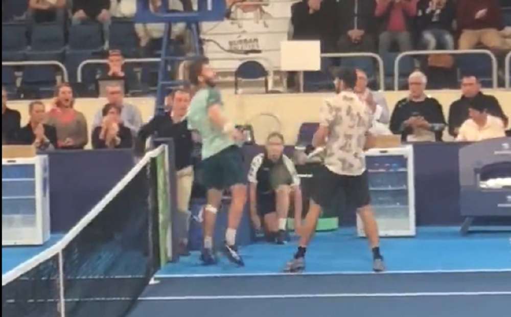 Τένις: Viral έγιναν οι Μουτέ, Αντρέεφ που πιάστηκαν στα χέρια στο τουρνουά της Ορλεάνης μετά την λήξη της μεταξύ τους αναμέτρησης.