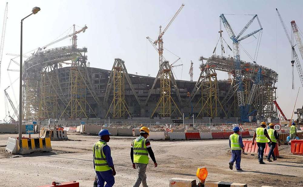 You are currently viewing Μουντιάλ 2022: Οι οικογένειες των εργατών που πέθαναν στα έργα έριξαν βολές σε Κατάρ, FIFA και ζητούν 330 εκατ. ευρώ αποζημιώσεις