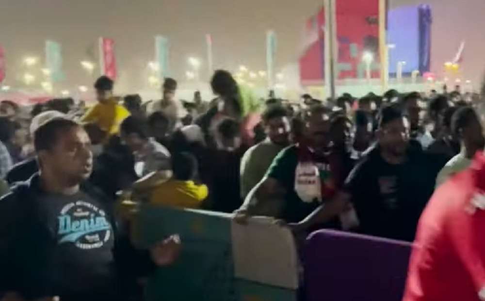 You are currently viewing Μουντιάλ 2022: Χαμός έξω από το γήπεδο πριν την έναρξη του Κατάρ – Ισημερινός (vid)
