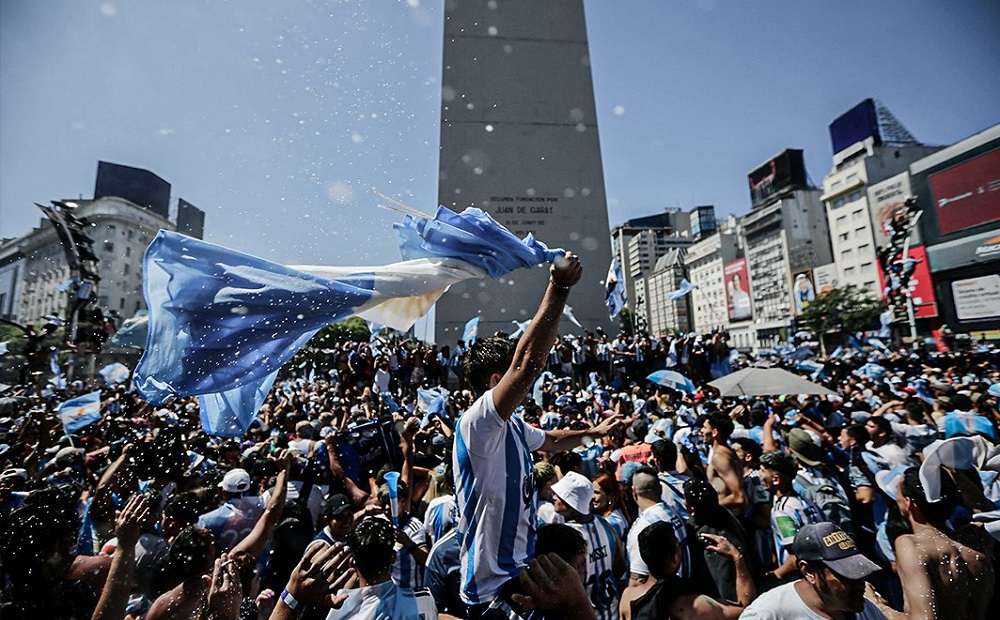 Read more about the article Μουντιάλ 2022: Έτσι πανηγύρισε ο Μέσι και η Αργεντινή – «Κάηκε» το Μπουένος Άιρες (vids)