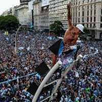 Μουντιάλ 2022: Τρέλα στο Μπουένος Άιρες για την Αργεντινή του Λιονέλ Μέσι – Πάνω από 4 εκατ. οπαδοί βρέθηκαν στην γιορτή (vids)