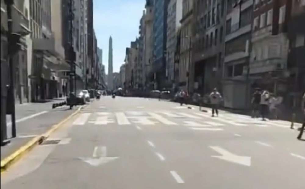 Read more about the article Μουντιάλ 2022: Viral το βίντεο από τους δρόμους του Μπουένος Άιρες και τις αντιδράσεις τη στιγμή που ο Μοντιέλ χαρίζει το τρόπαιο στην Αργεντινή (vid)