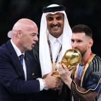 Μουντιάλ 2022: Εξωφρενικό ποσό δίνεται για το bisht που έβαλε ο Εμίρης του Κατάρ στον Μέσι στην απονομή (vid)