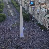 Μουντιάλ 2022: Απίθανοι οι πανηγυρισμοί στο Μπουένος Άιρες – Χαμός στα αποδυτήρια από τους παίκτες της Αργεντινής που δεν ξέχασαν την Βραζιλία (vids)