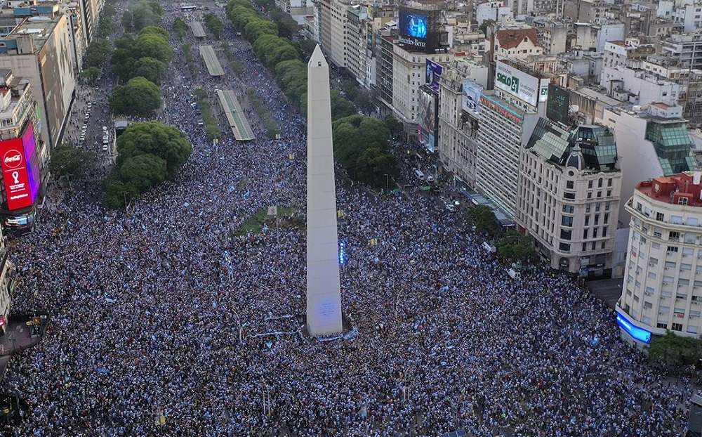 Read more about the article Μουντιάλ 2022: Απίθανοι οι πανηγυρισμοί στο Μπουένος Άιρες – Χαμός στα αποδυτήρια από τους παίκτες της Αργεντινής που δεν ξέχασαν την Βραζιλία (vids)