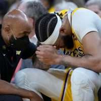 NBA: Η σκληρή αγκωνιά του Λούνεϊ στον Ντέιβις που τον έβγαλε νοκ άουτ στο Γουόριορς – Λέικερς (vid)