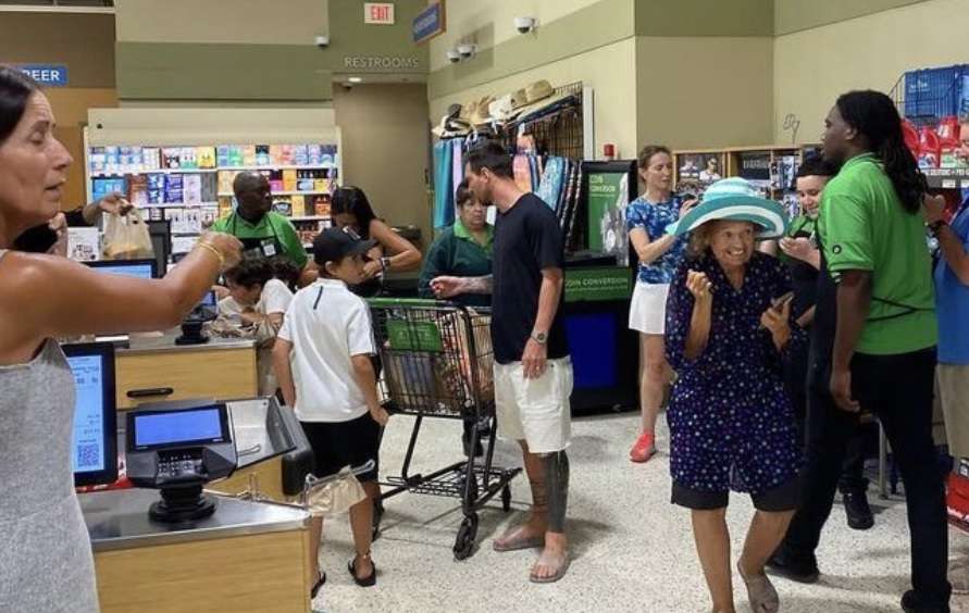 Read more about the article Ο Μέσι φωτογραφήθηκε με οπαδούς όσο ψώνιζε σε σούπερ μάρκετ στο Μαϊάμι