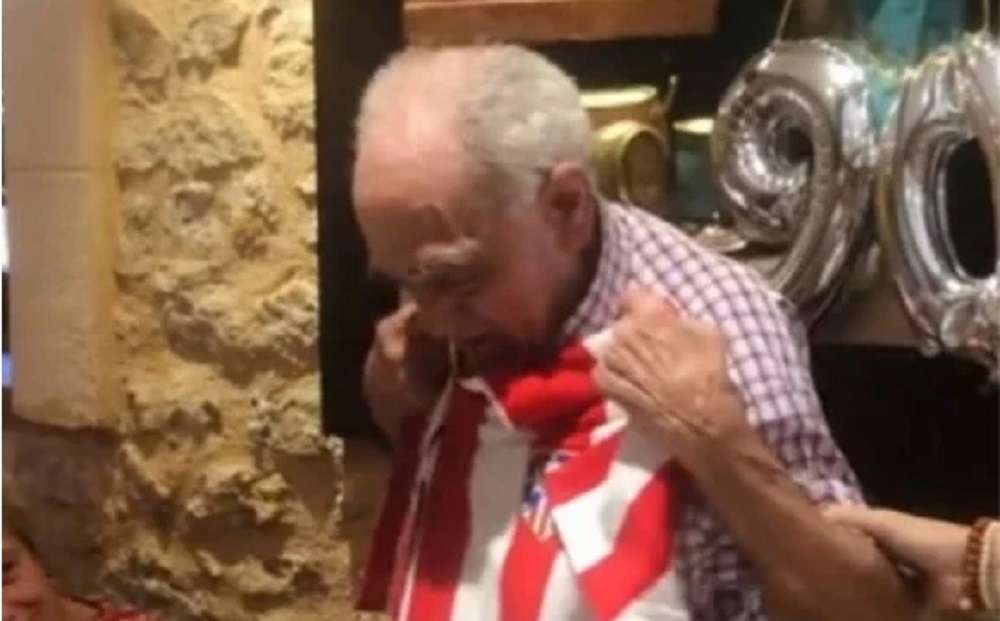 Read more about the article Ατλέτικο Μαδρίτης: Viral ο 90χρονος παππούς για την αντίδραση του σε δώρο που δέχθηκε (vid)