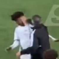 Viral: Σάλος από την κίνηση του προπονητή της Εθνικής Αλγερίας Κ20 να χαστουκίσει τους παίκτες του (video)
