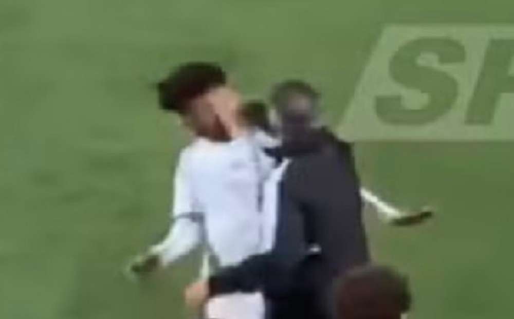 Read more about the article Viral: Σάλος από την κίνηση του προπονητή της Εθνικής Αλγερίας Κ20 να χαστουκίσει τους παίκτες του (video)