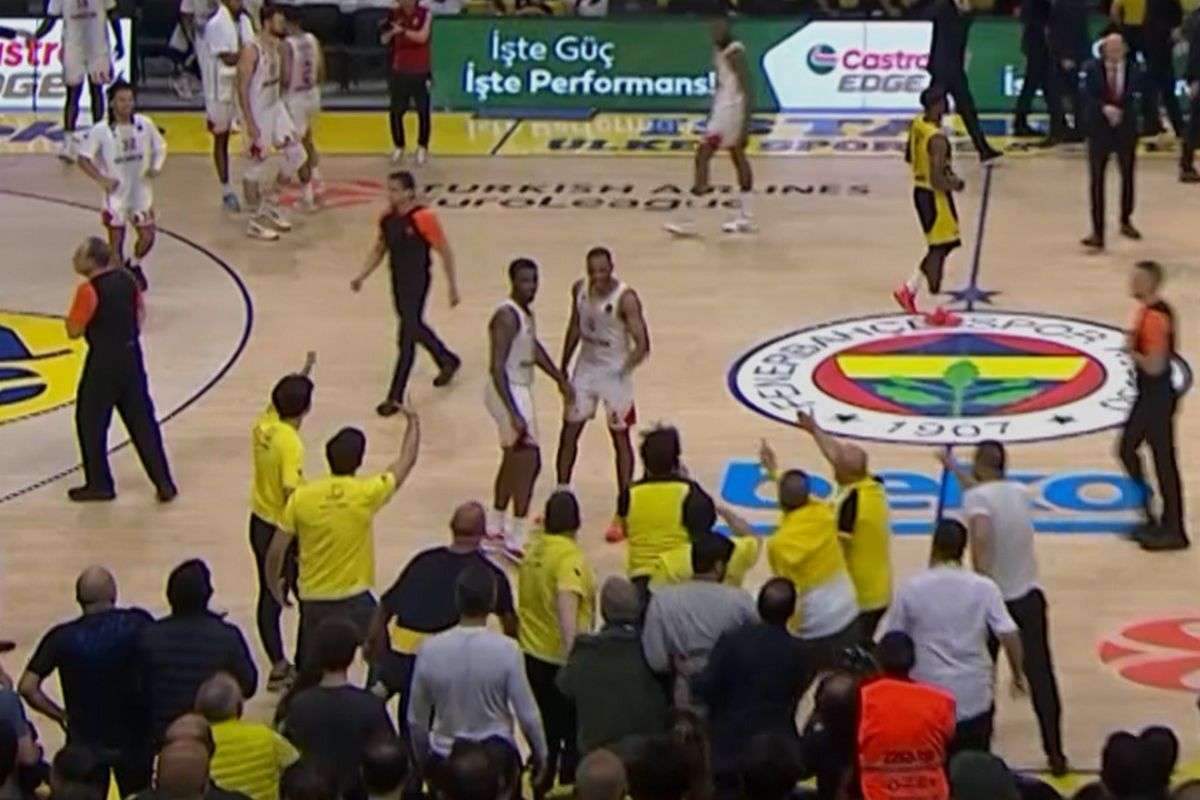 You are currently viewing Euroleague: Σκηνικό πολέμου στο τέλος του Game 4 στην Πόλη