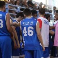 Nations League 2: Τραυματισμός προπονητή με κάδο στη διάρκεια του αγώνα