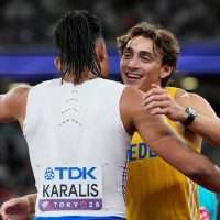 Η αγακαλιά Καραλή με Ντουπλάντις